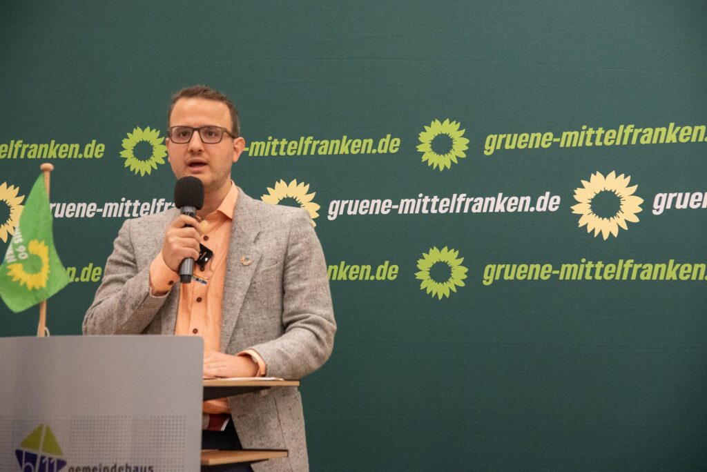 Paulus Guter hält eine Rede bei der Aufstellungsversammlung der Grünen in Erlangen