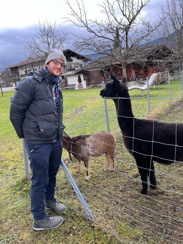 Paulus Guter unterhält sich mit zwei Lamas