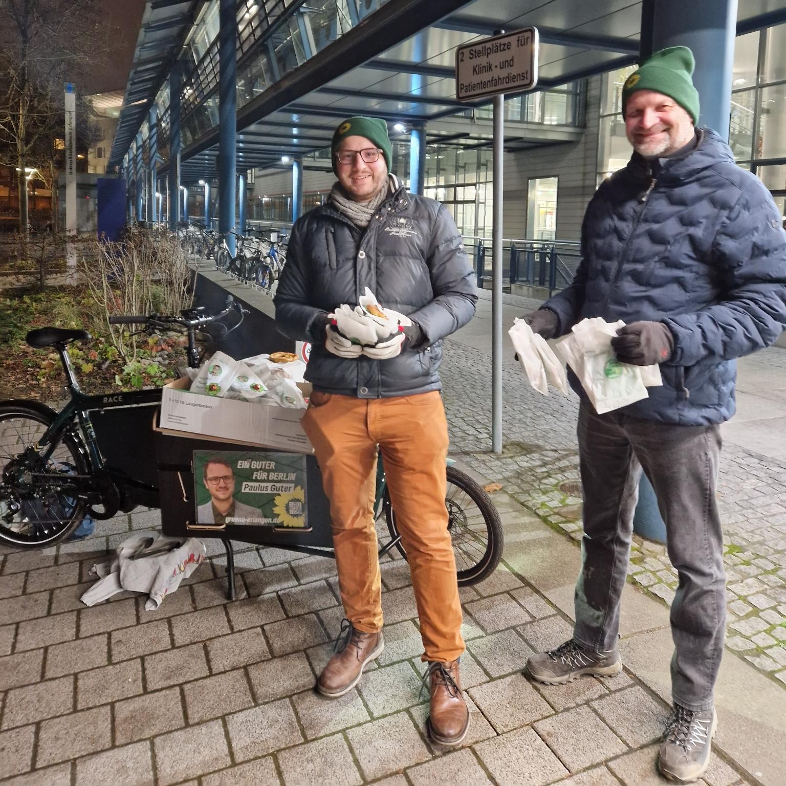 Paulus Guter verteilt Brezen